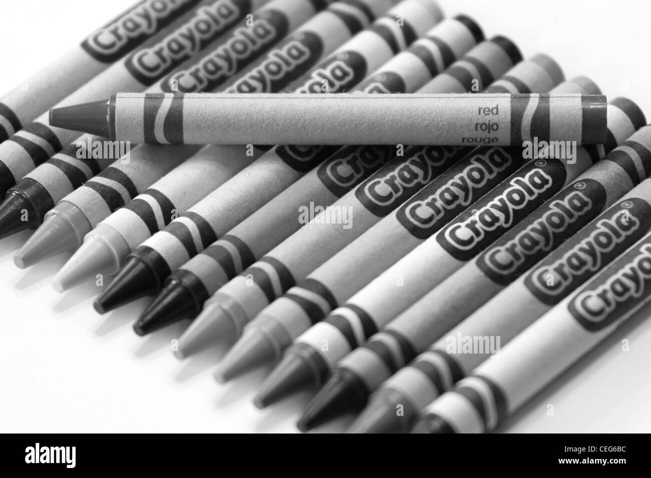 Rote Kreide in schwarz und weiß. Crayola Marke Buntstifte Stockfotografie -  Alamy