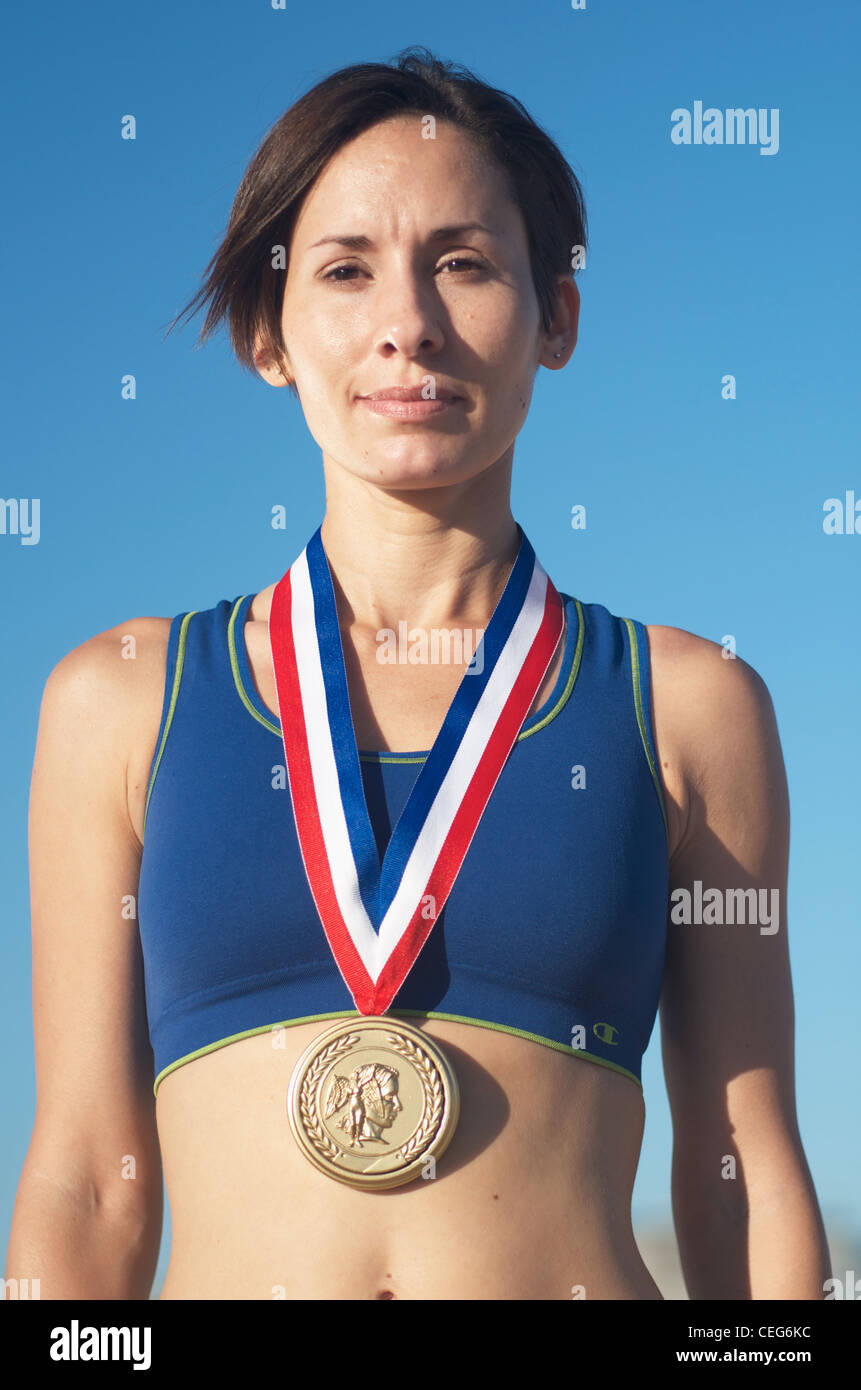 Porträt einer Frau mit einem simulierten olympische Goldmedaille. Stockfoto