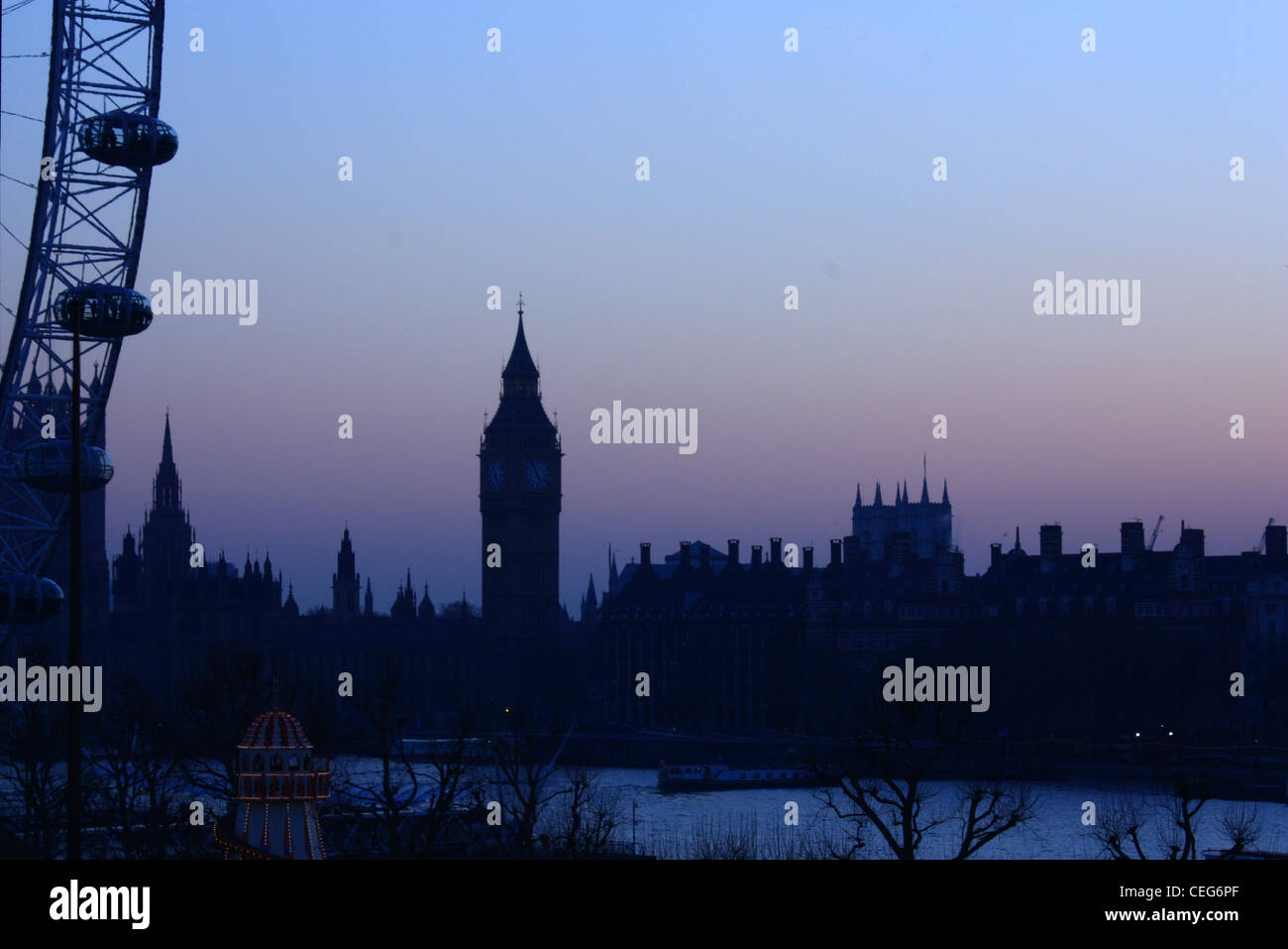 Palast der Westminter und London Eye in der Abenddämmerung Stockfoto