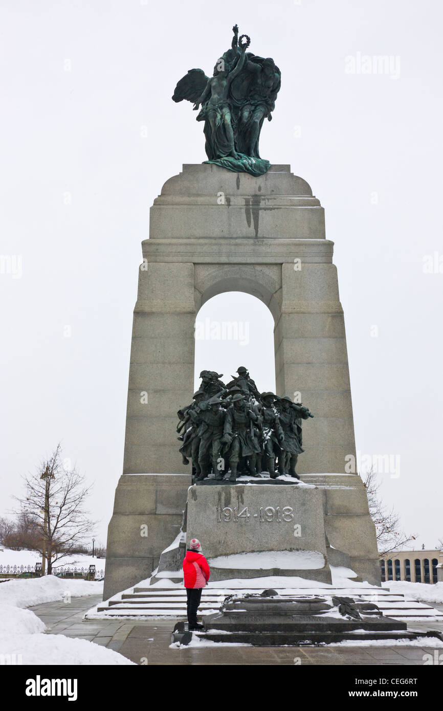 Junges Mädchen am National War Memorial, Ottawa, Kanada Stockfoto