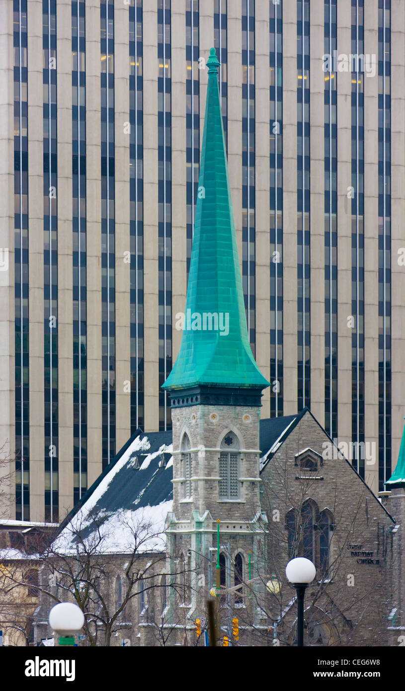 Koloniale Gebäude und moderne Hochhaus in der Innenstadt, Ottawa, Kanada Stockfoto