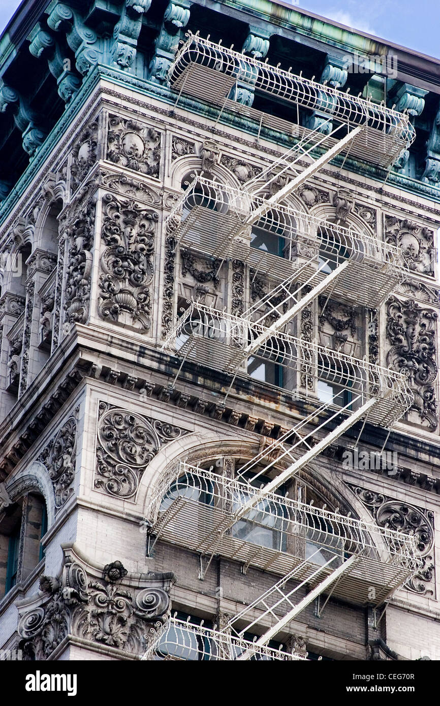 Gebäude mit Ausfahrt Feuerwehrleitern in Soho, New York City Stockfoto