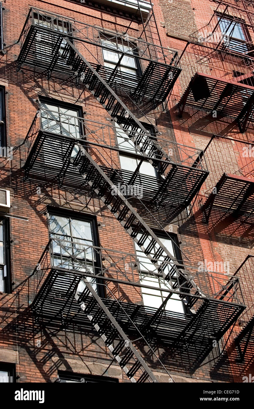 Gebäude mit Ausfahrt Feuerwehrleitern in Soho, New York City Stockfoto