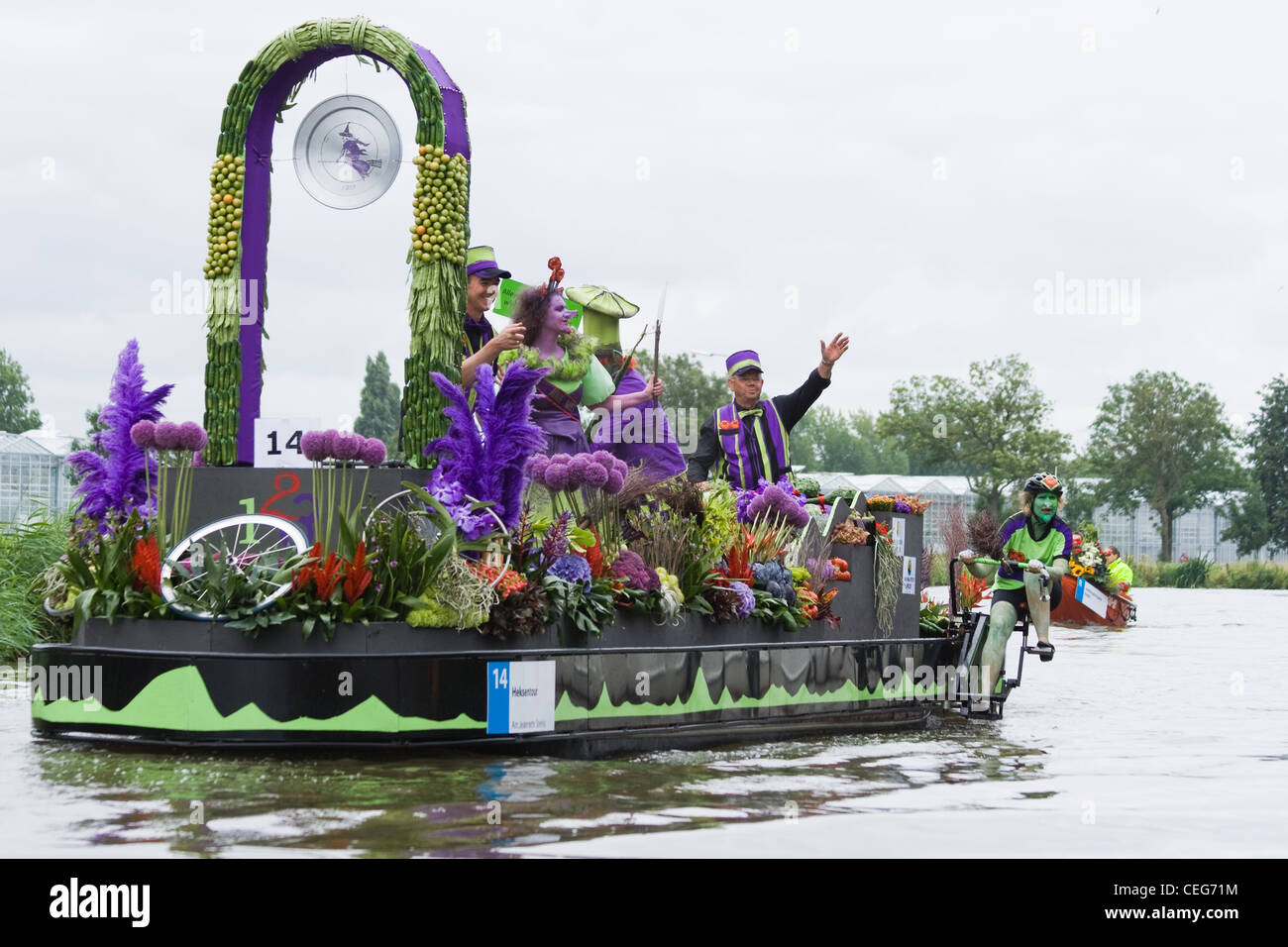 Fabelhafte geschmückten Booten in die spektakuläre jährliche Westland Floating Blumenkorso 2. August 2009, Maasland, Niederlande. Stockfoto