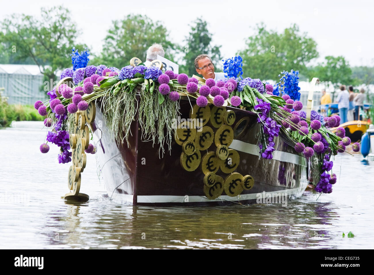 Fabelhafte geschmückten Booten in die spektakuläre jährliche Westland Floating Blumenkorso 2. August 2009, Maasland, Niederlande. Stockfoto