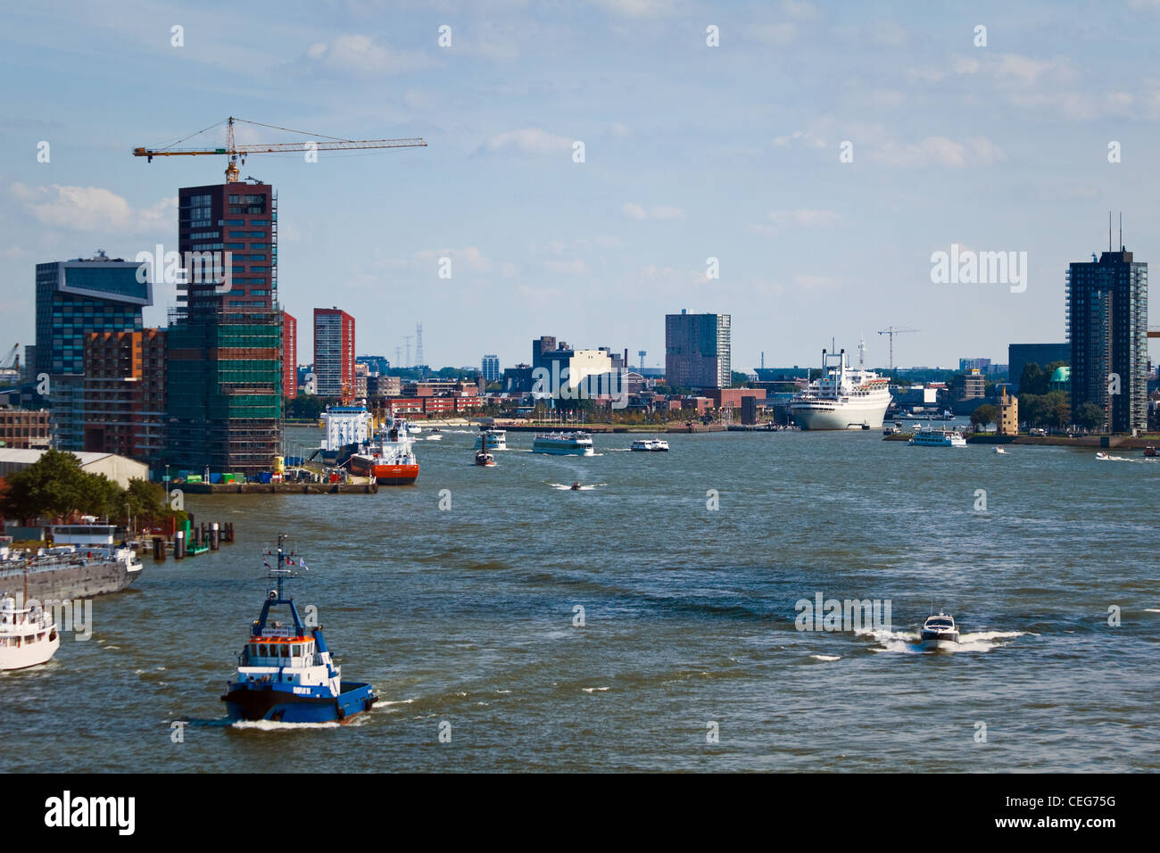 Besetzt mit Schiffen auf dem Fluss im Hafen von Rotterdam, die Niederlande bei World Port Tage 2010 - SS Rotterdam im Hintergrund Stockfoto