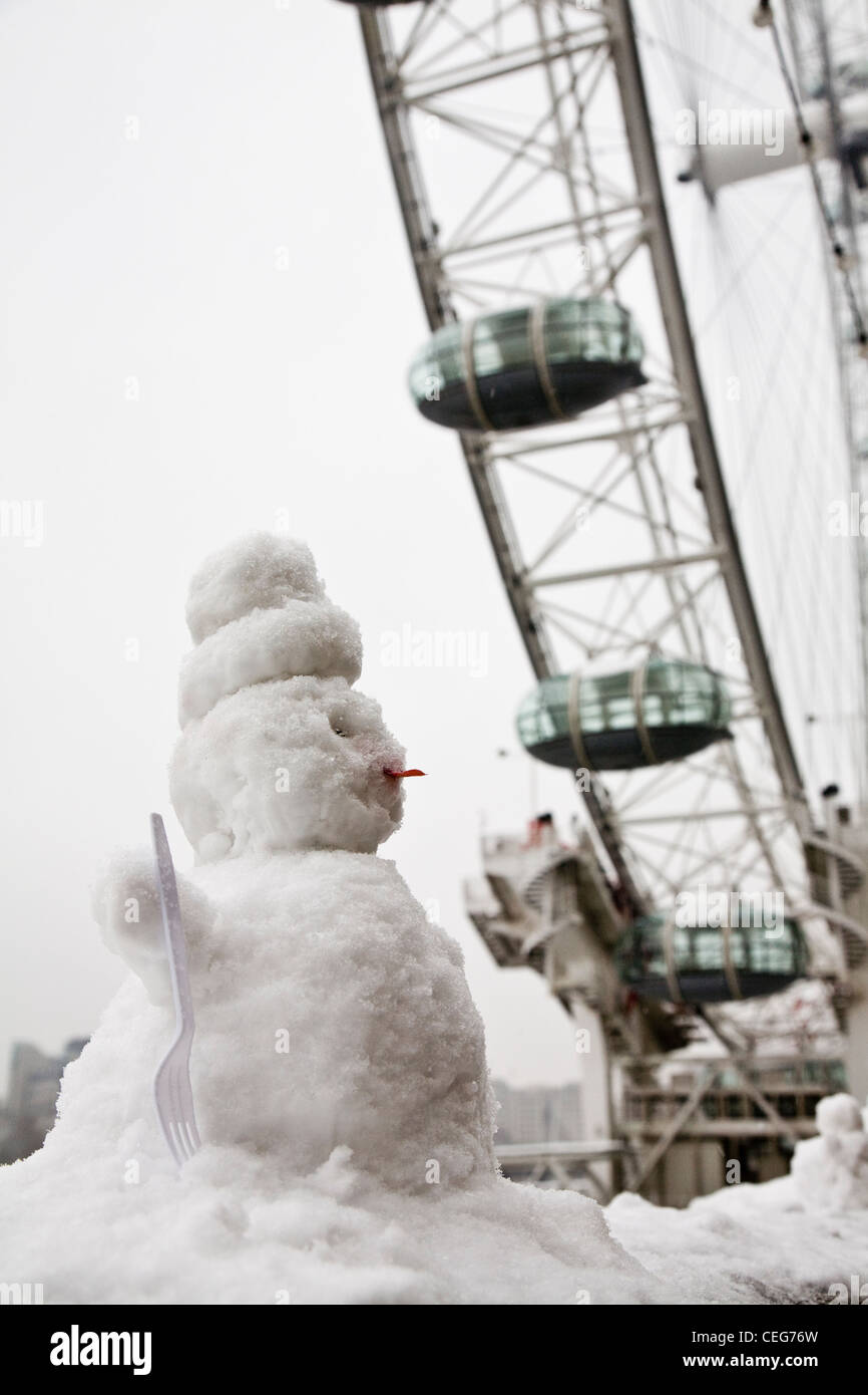 Einen Schneemann vor dem London Eye Stockfoto