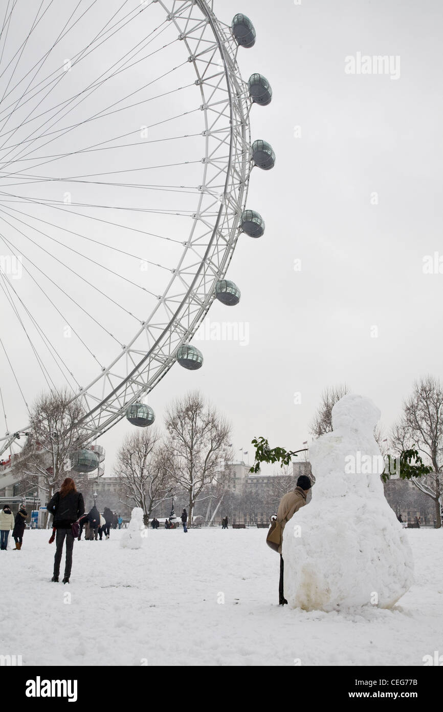 Einen Schneemann vor dem London Eye Stockfoto