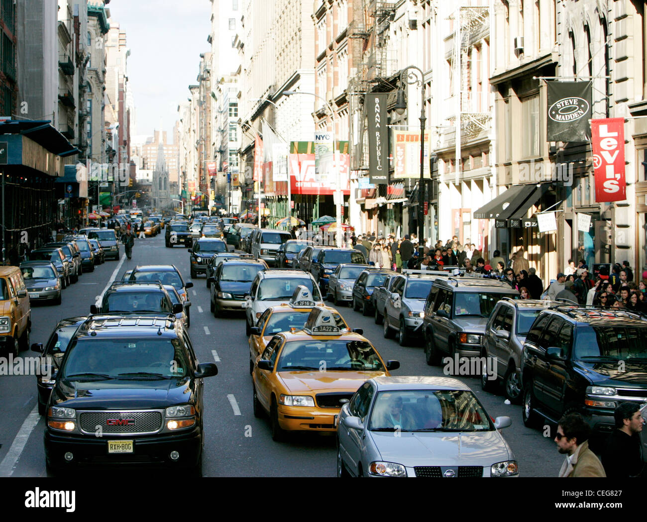 senken Sie Broadway belebten Einkaufsstraße und Verkehr in Soho New York city Stockfoto