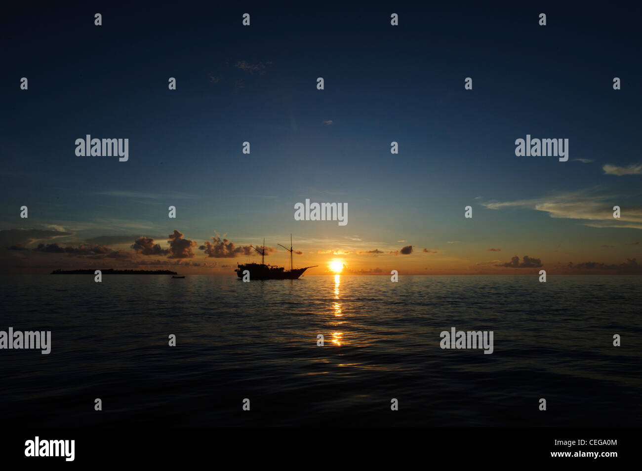 Die Damai Liveaboard vertäut in Lucipara Atoll Banada Meer, Indonesien. Sonnenuntergang erschossen. Eine schöne traditionelle Phinisi Schiff. Stockfoto