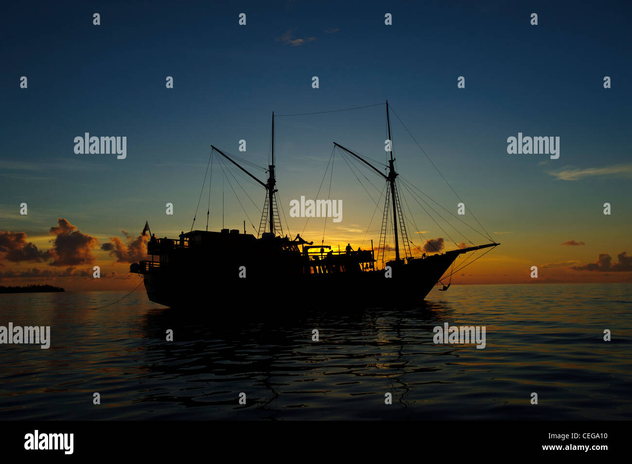 Die Damai Liveaboard vertäut in Lucipara Atoll Banada Meer, Indonesien. Sonnenuntergang erschossen. Eine schöne traditionelle Phinisi Schiff. Stockfoto