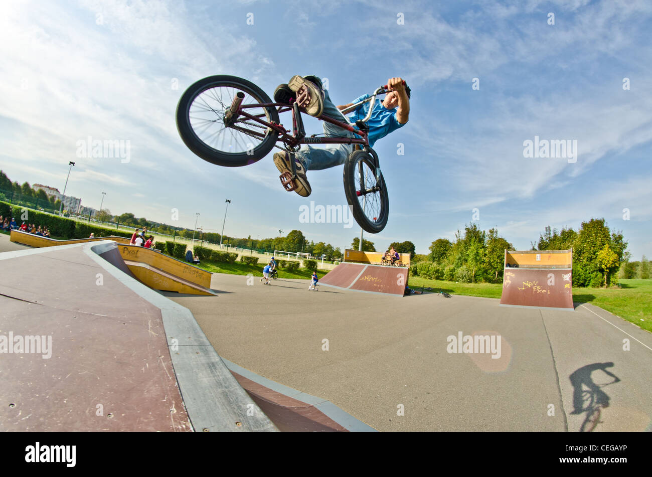 Bmx Frankreich lookback air Antenne b m x Skate Park sky in der Luft shooes Jeans sport Extreme Stockfoto