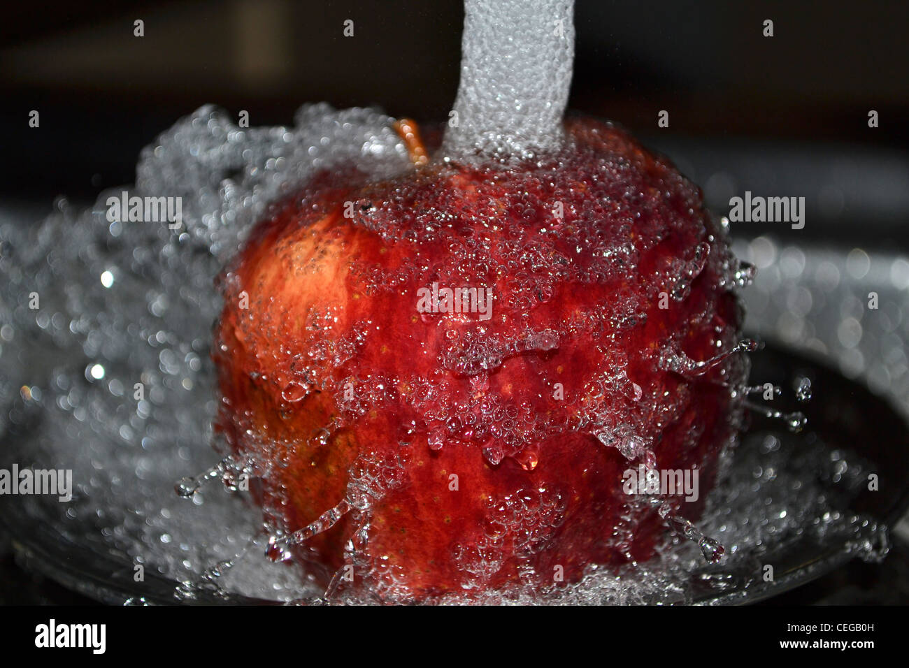 Frische roter Apfel unter fließendem Wasser Stockfoto