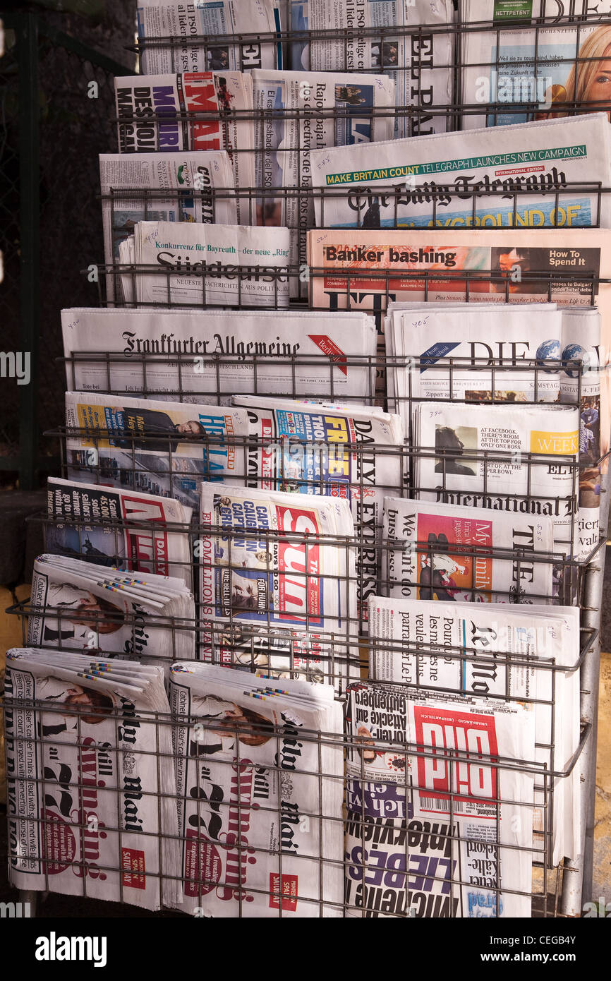 Ausländische Newsprint  Zeitungen der Welt am Kiosk in Madeira, Portugal Stockfoto