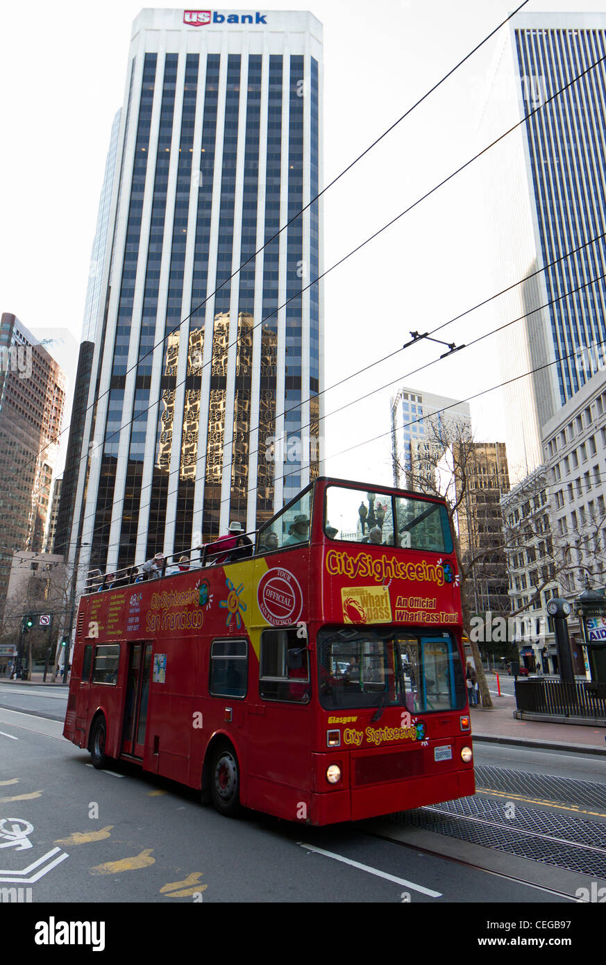 Einen roten offenen City Sightseeing Bus fahren durch das Geschäft Bezirk von Dan Francisco. Stockfoto