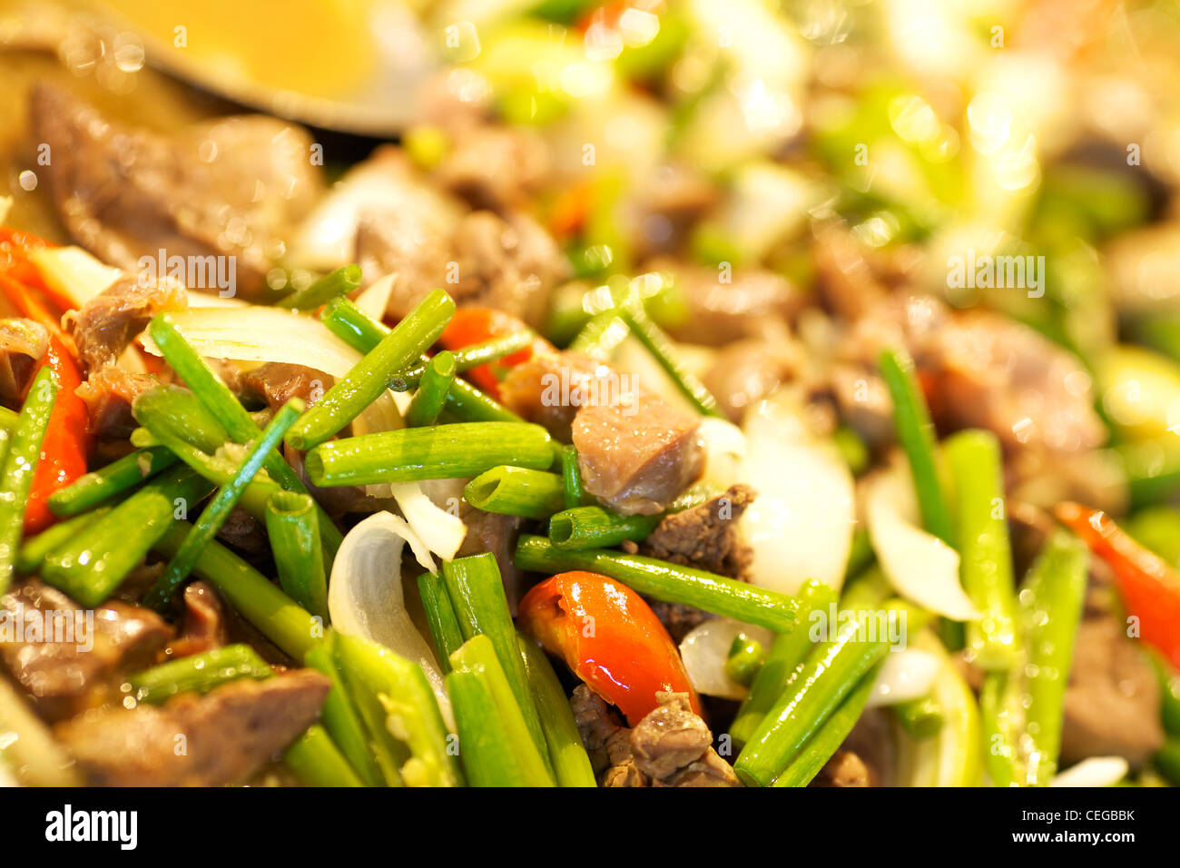 Traditionelle thai würziger Salat mit Fleisch und Gemüse. Sehr geringe Schärfentiefe. Stockfoto
