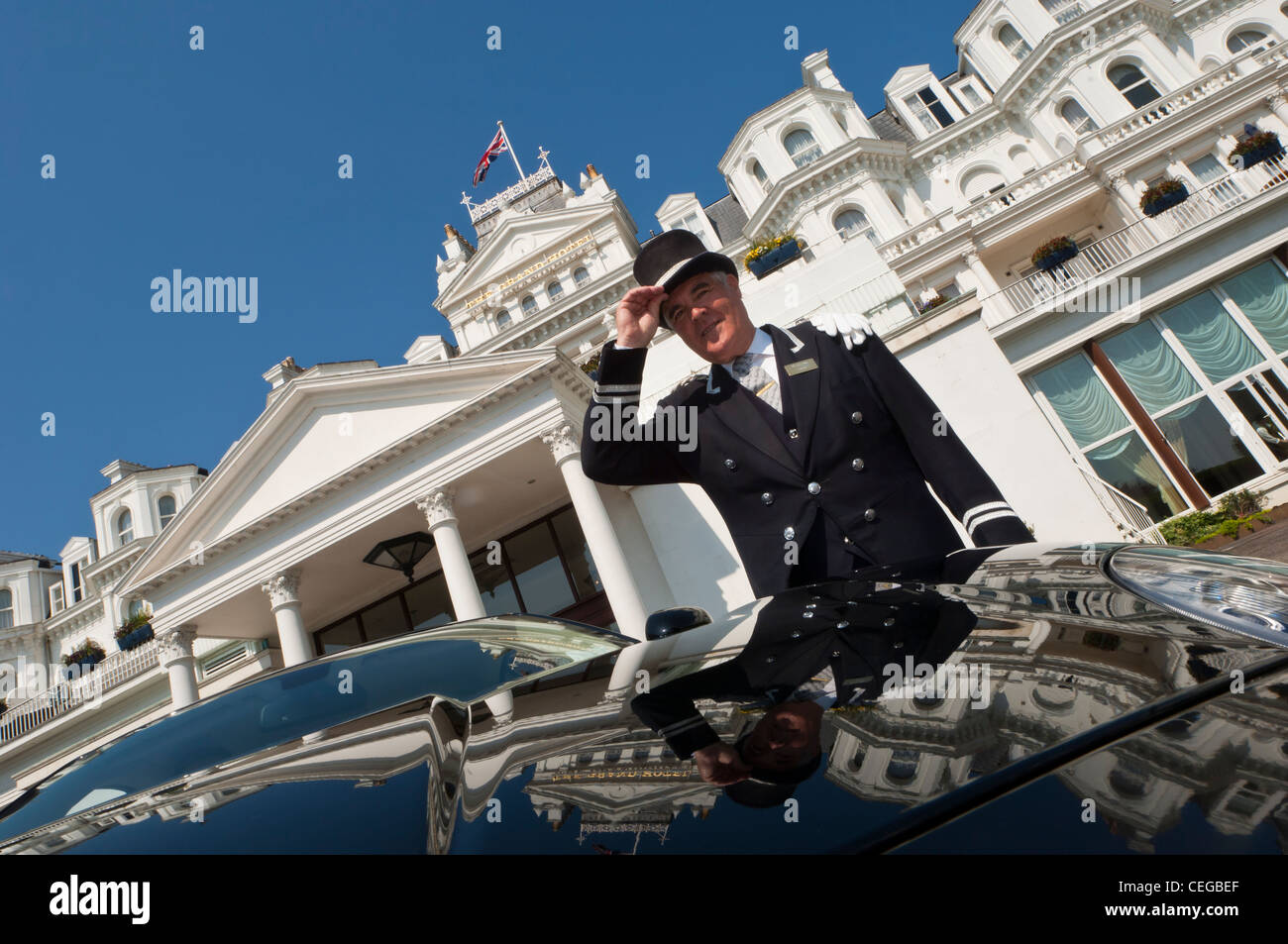 Livrierter Portier außerhalb The Grand Hotel Eastbourne East Sussex England UK Stockfoto