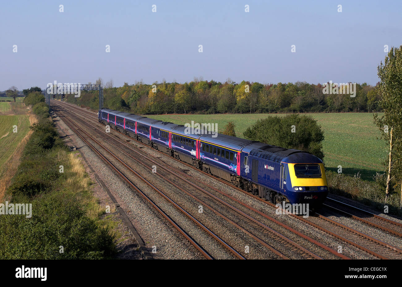 Eine erste große westliche HST unter der Leitung von 43 Klassennummer 43164 rast durch Denchworth zwischen Swin Stockfoto