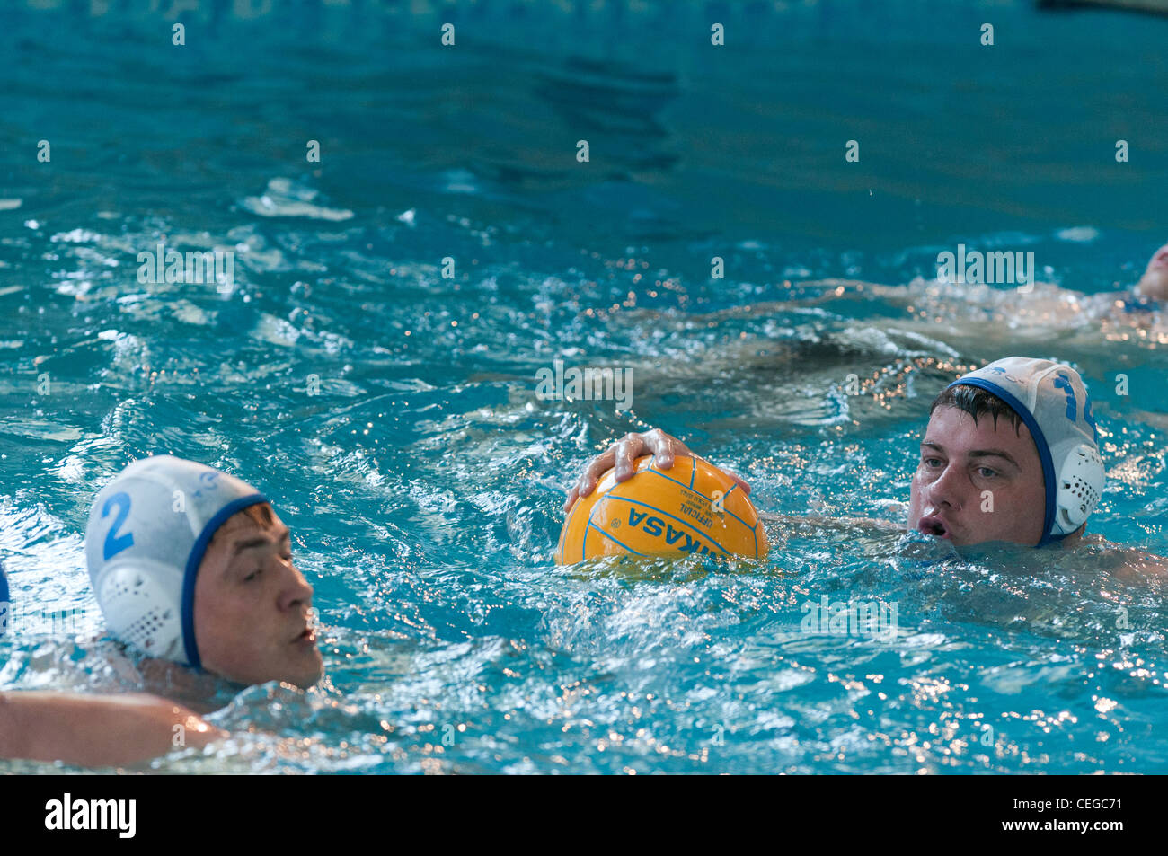Amateur Wasserball-Match bei das örtliche Schwimmbad Stockfoto