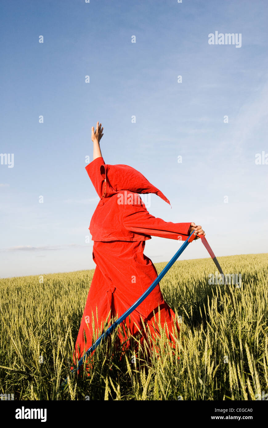 Gespenstische Abbildung in rote Haube mit einer Sense Stockfotografie -  Alamy