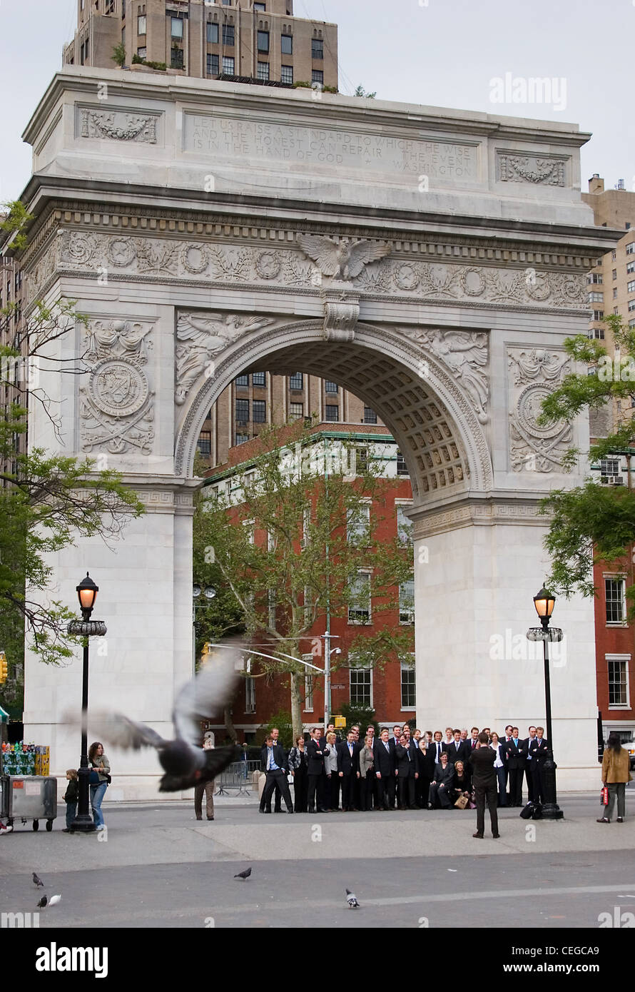 Ein Gruppenfoto unter Washington Square Arch, New York City Stockfoto