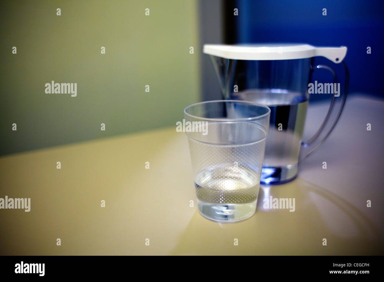 Trinkwasser-Karaffe und Becher im Krankenhaus Stockfoto