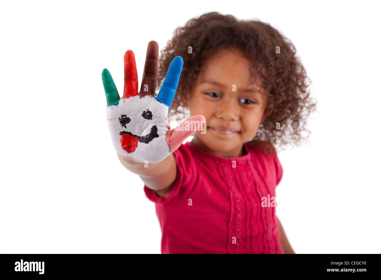 Kleine afrikanische Asiatin mit bemalten Händen in bunten Farben Stockfoto