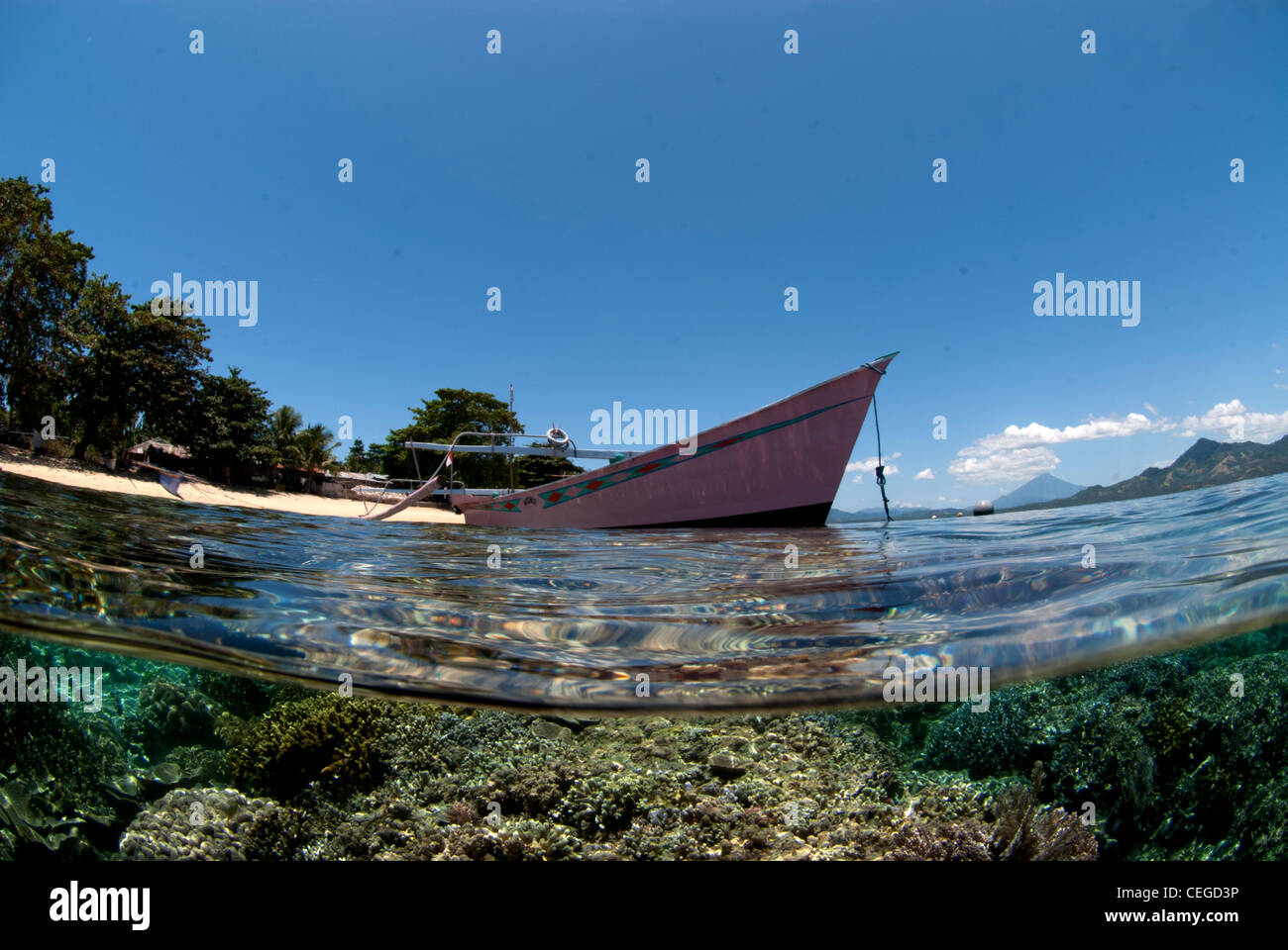 Eine traditionelle Insel Boot von Siladen, Bunaken Marine PArk, Indonesien Stockfoto