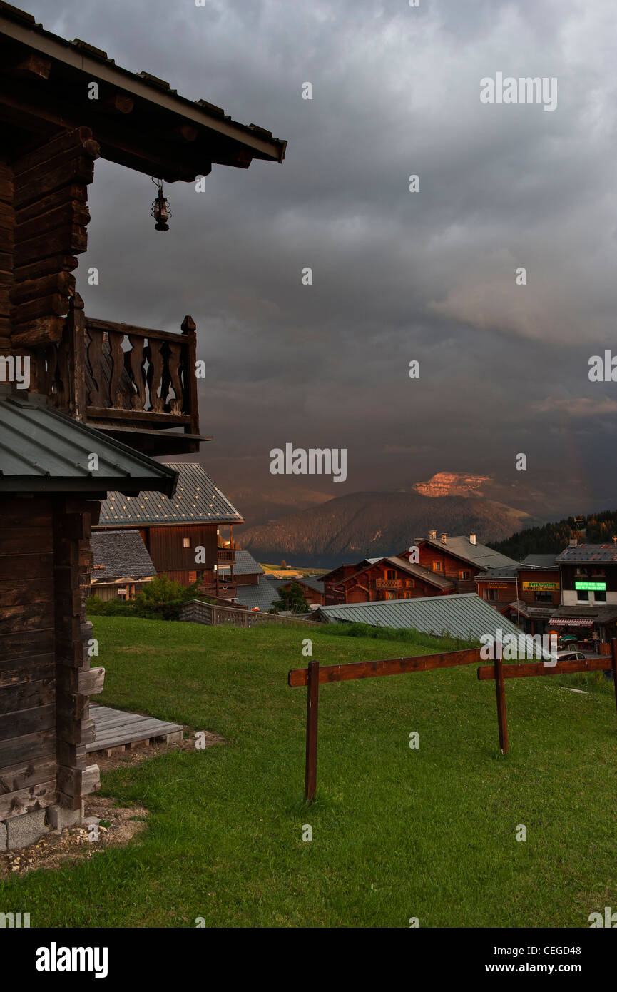 Dramatischen Sonnenuntergang Sturm über Les Saisies Village Resort. Savoie. Frankreich Stockfoto