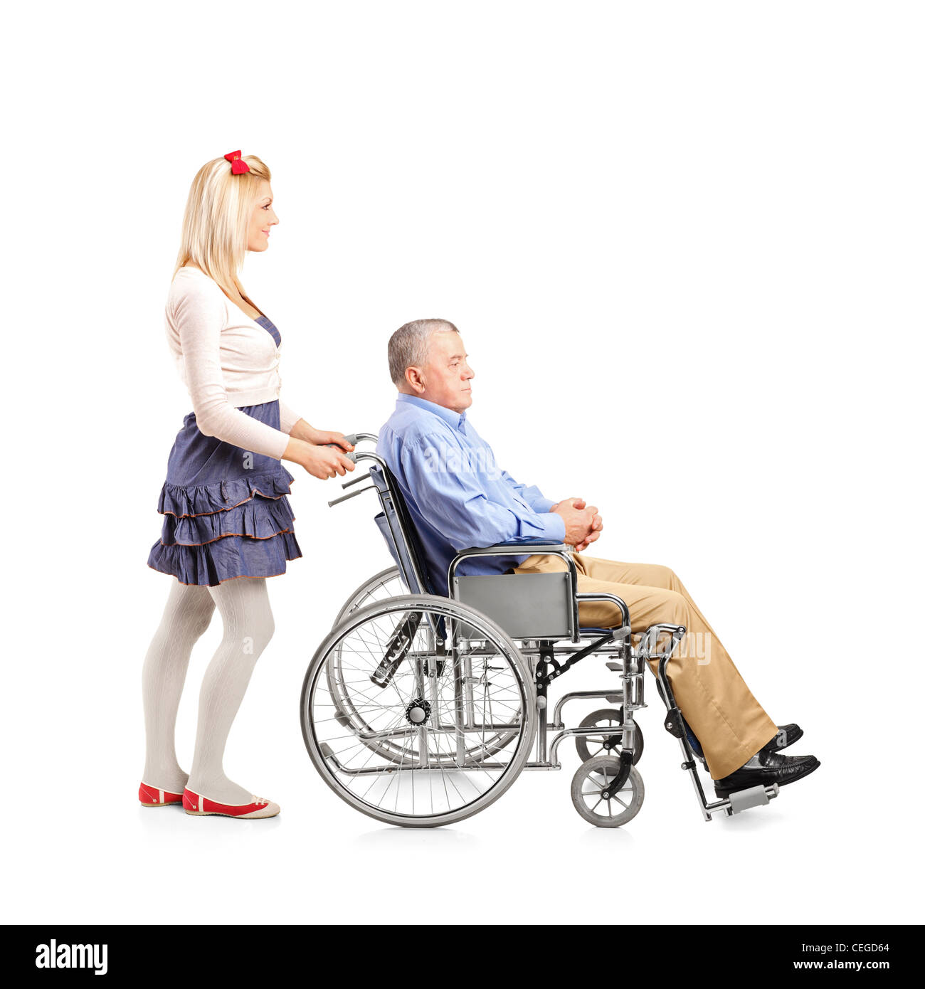 Voller Länge Porträt einer Tochter treibt ihr Vater im Rollstuhl isoliert auf weißem Hintergrund Stockfoto