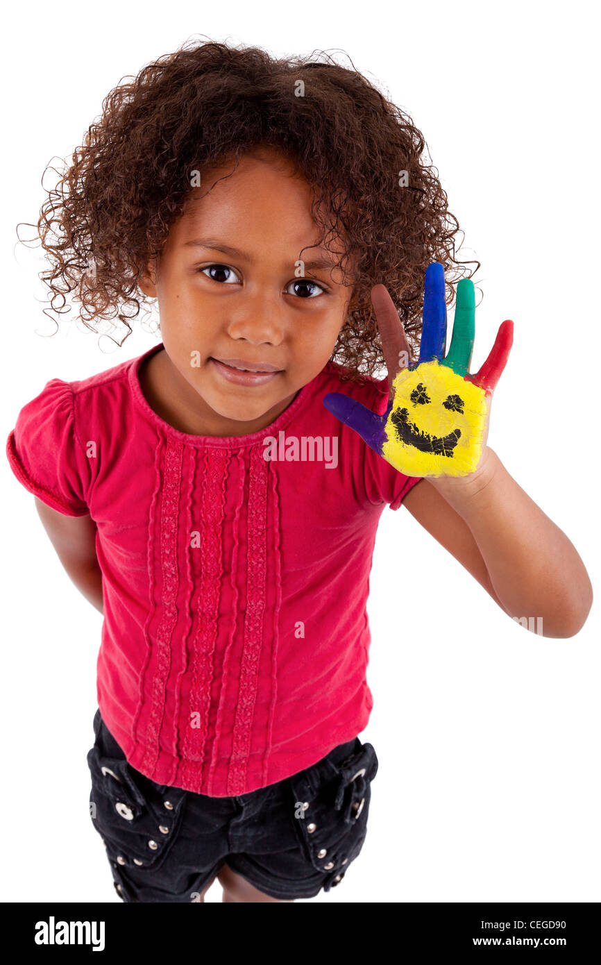 Kleine afrikanische Asiatin mit bemalten Händen in bunten Farben Stockfoto