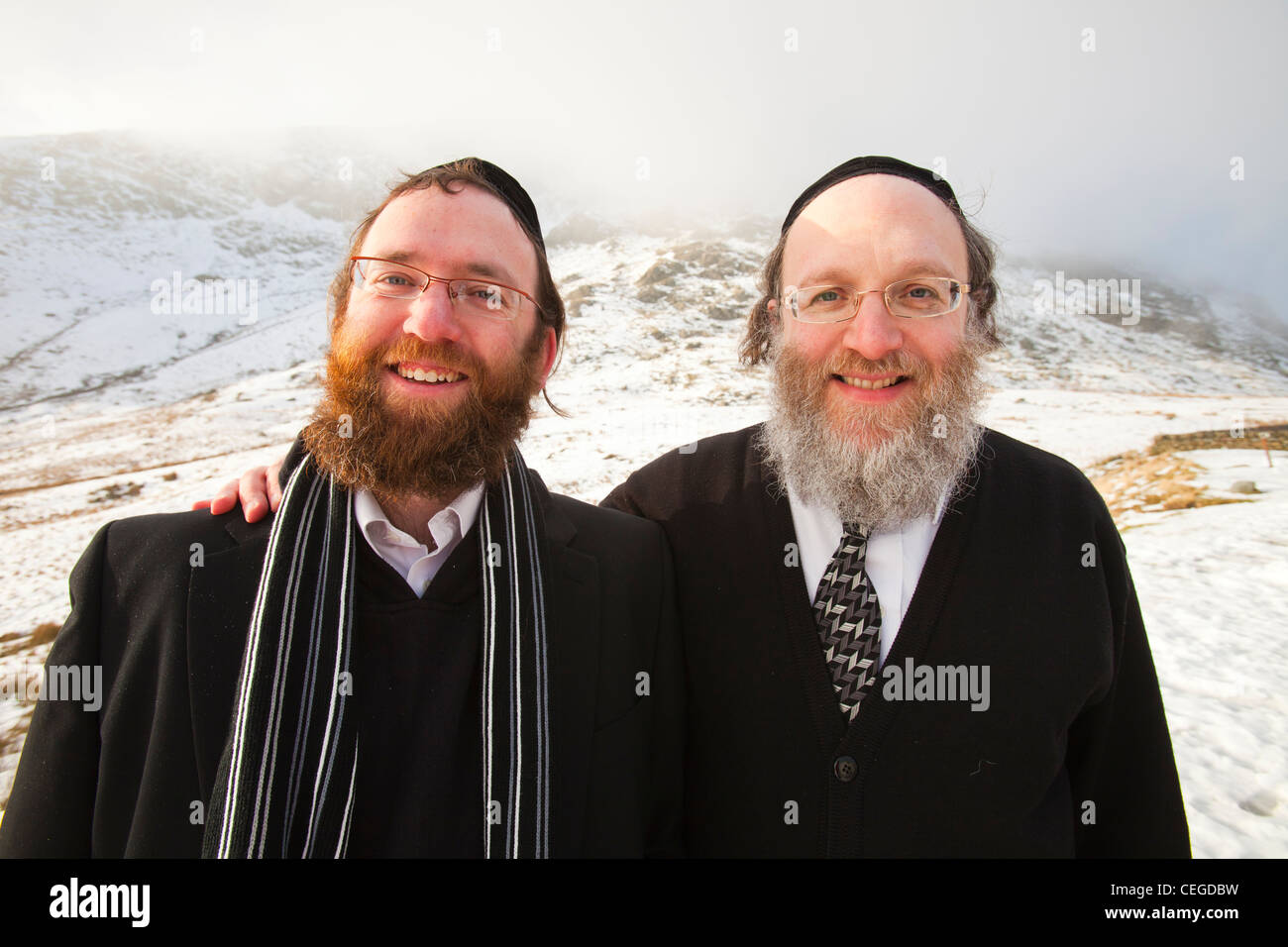 Zwei jüdische Männer auf Kirkstone Pass über Ambleside im Lake District im Schnee. VEREINIGTES KÖNIGREICH. Stockfoto