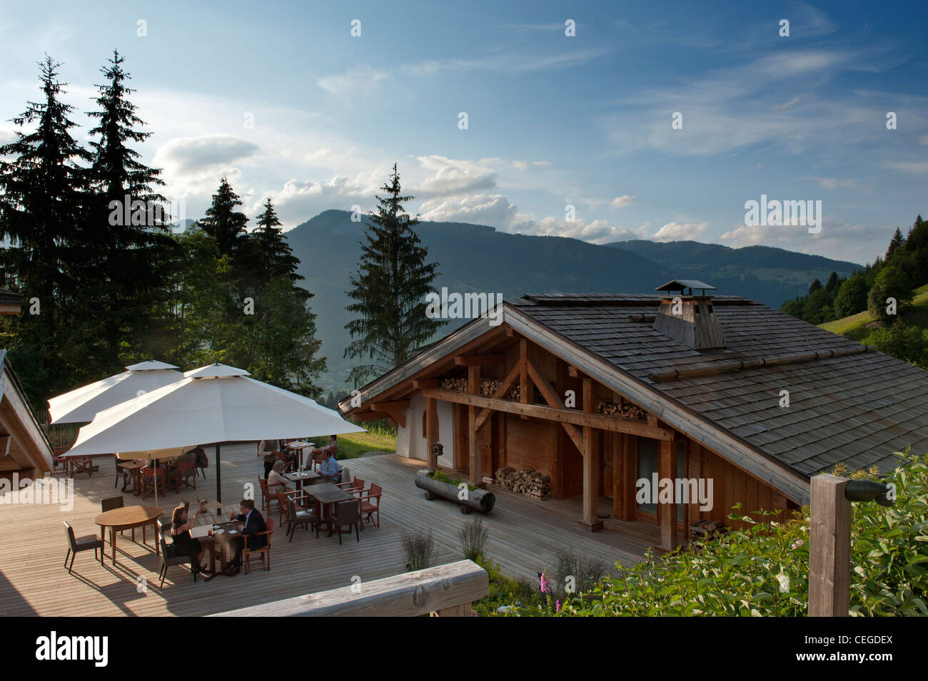 Talblick von der Terrasse im Gourmet-Restaurant Flocons de Sel & Hotel. Megève Frankreich Stockfoto