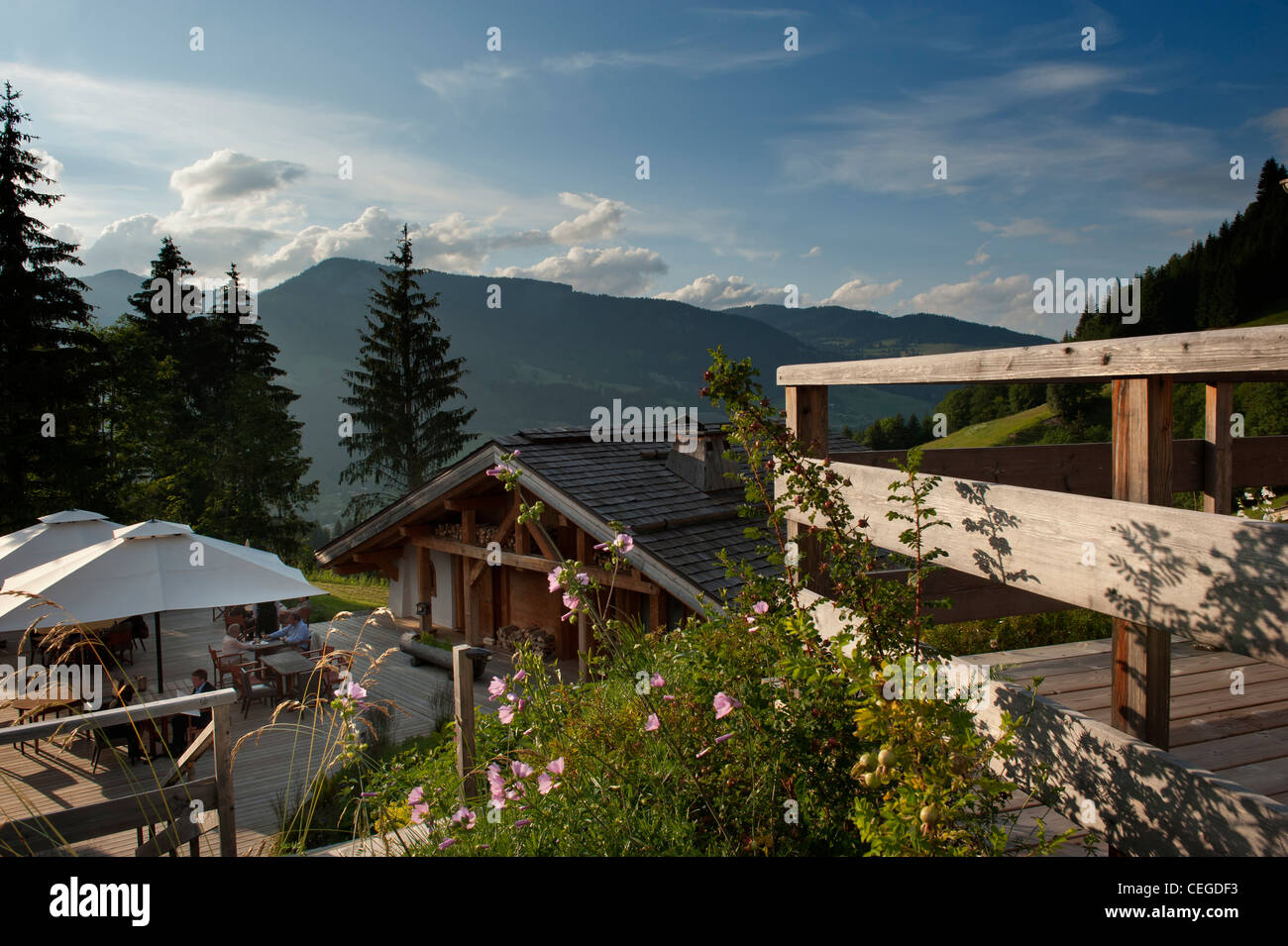 Talblick von der Terrasse im Gourmet-Restaurant Flocons de Sel & Hotel. Megève Frankreich Stockfoto