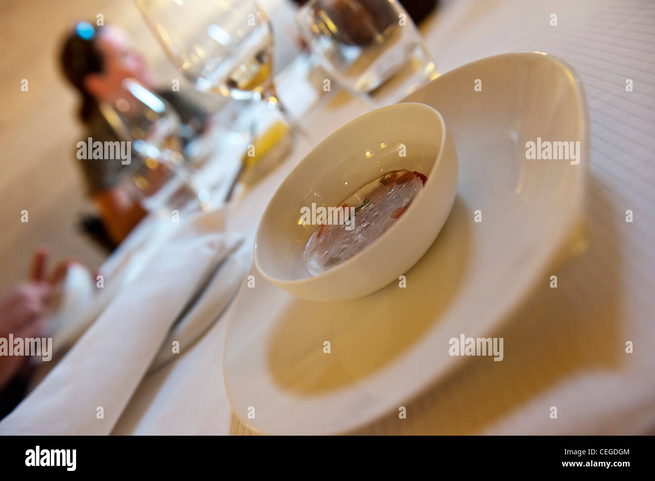 Noir de Crimée kaltes Gericht mit Ringelblume Kräuter- und Anis, Flocons de Sel gourmet Restaurant & Hotel. Megeve. Frankreich Stockfoto