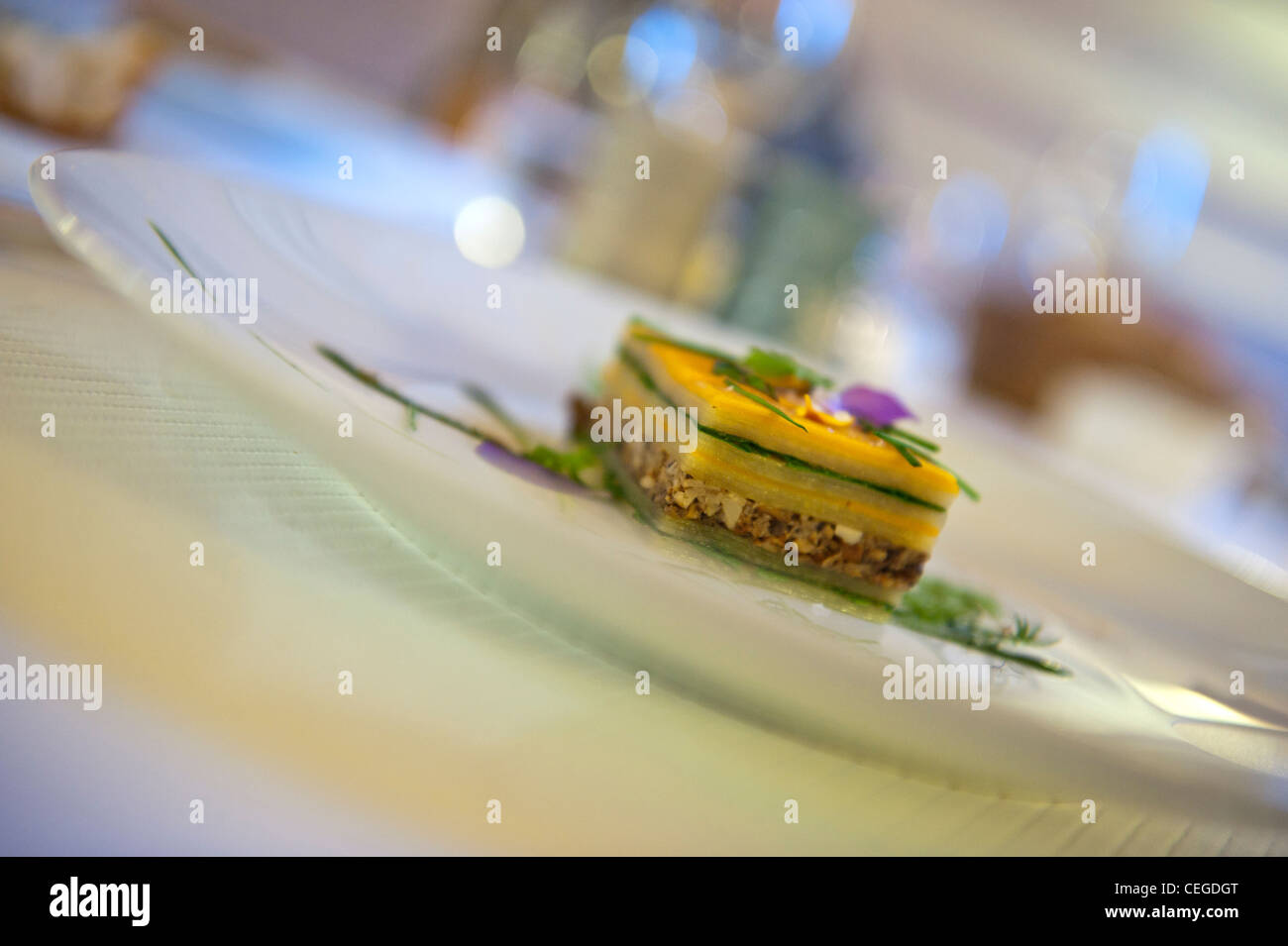 Pflanzliche millefeuille Teller serviert am Flocons de Sel Restaurant, Megève, Frankreich Stockfoto