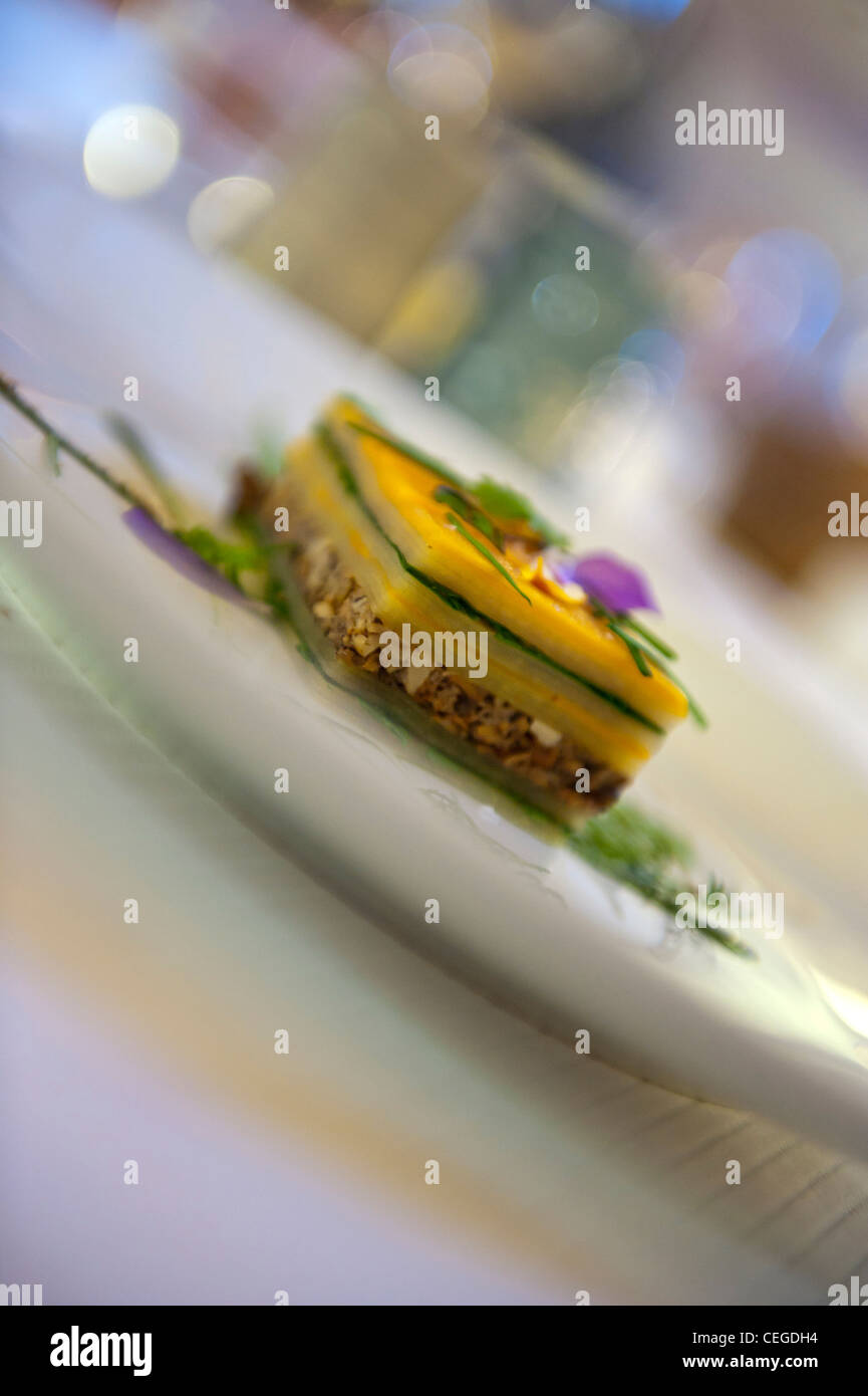 Pflanzliche millefeuille Teller serviert am Flocons de Sel Restaurant, Megève, Frankreich Stockfoto