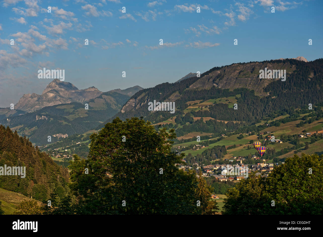 Heißluftballon. Megève Tal nr "Flocons de Sel" Hotel & Restaurant. Haute-Savoie. Die Region Rhône-Alpes. Frankreich Stockfoto