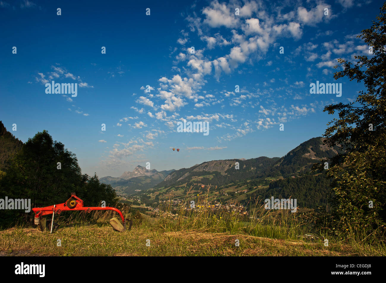 Heißluftballon. Megève Tal nr "Flocons de Sel" Hotel & Restaurant. Haute-Savoie. Die Region Rhône-Alpes. Frankreich Stockfoto