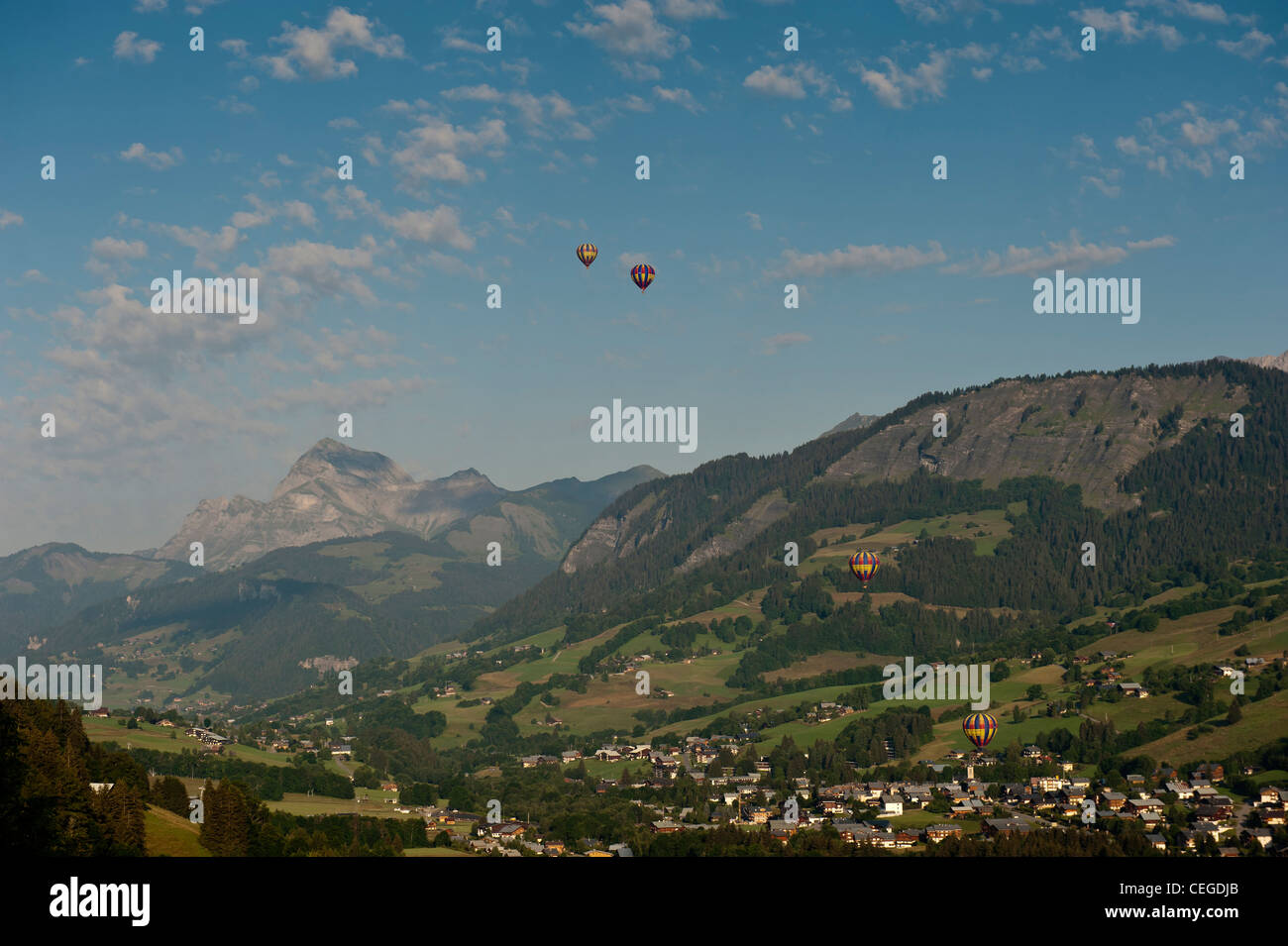 Heißluftballon. Megève Tal nr "Flocons de Sel" Hotel & Restaurant. Haute-Savoie. Die Region Rhône-Alpes. Frankreich Stockfoto