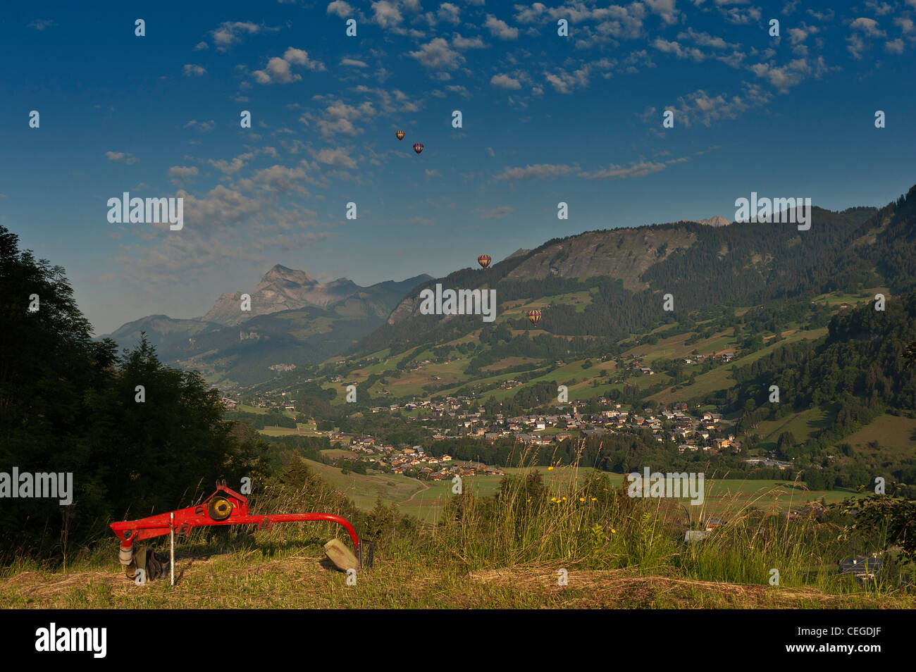 Heißluftballon. Megève Tal nr "Flocons de Sel" Hotel & Restaurant. Haute-Savoie. Die Region Rhône-Alpes. Frankreich Stockfoto