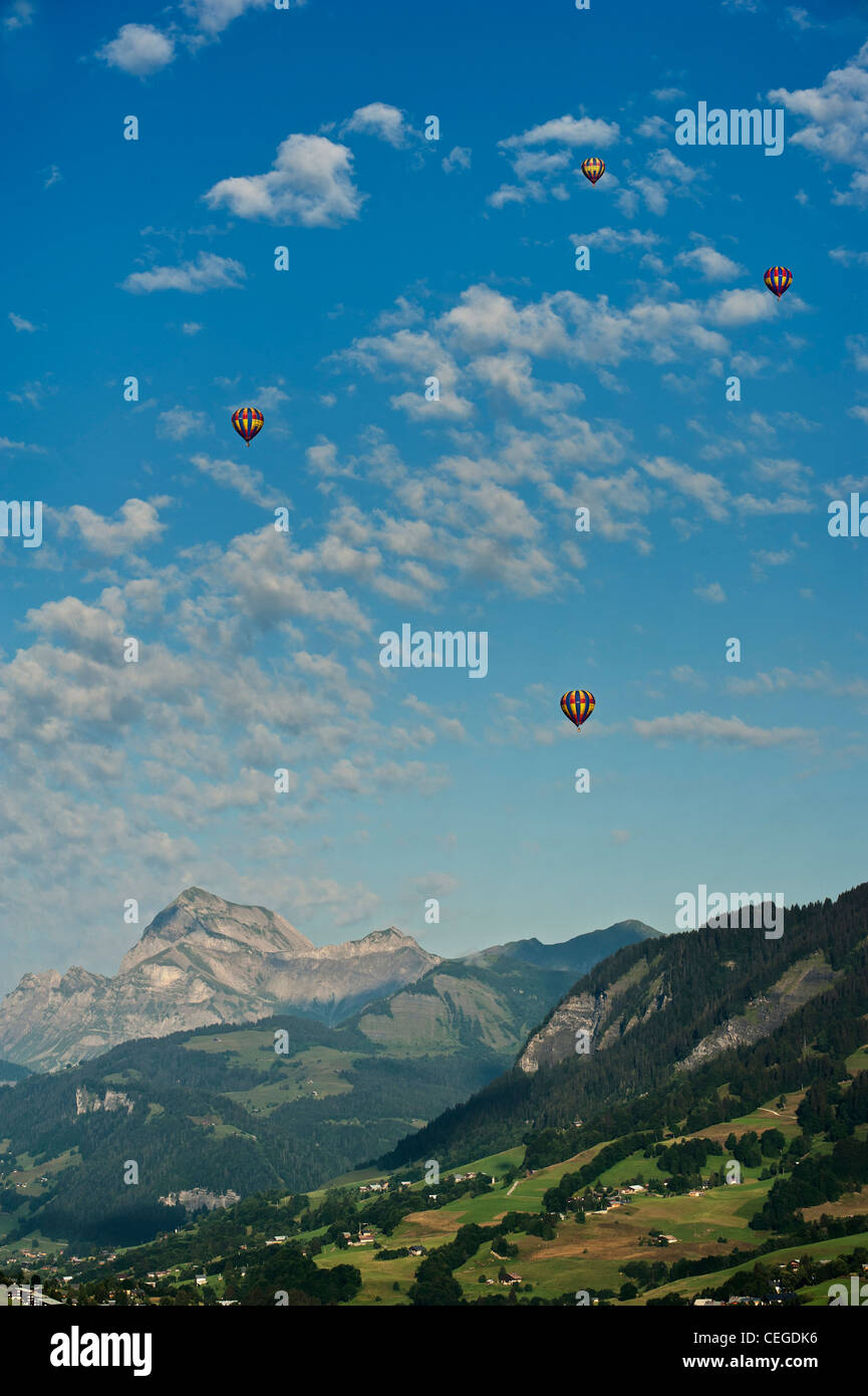 Heißluftballon. Megève Tal nr "Flocons de Sel" Hotel & Restaurant. Haute-Savoie. Die Region Rhône-Alpes. Frankreich Stockfoto