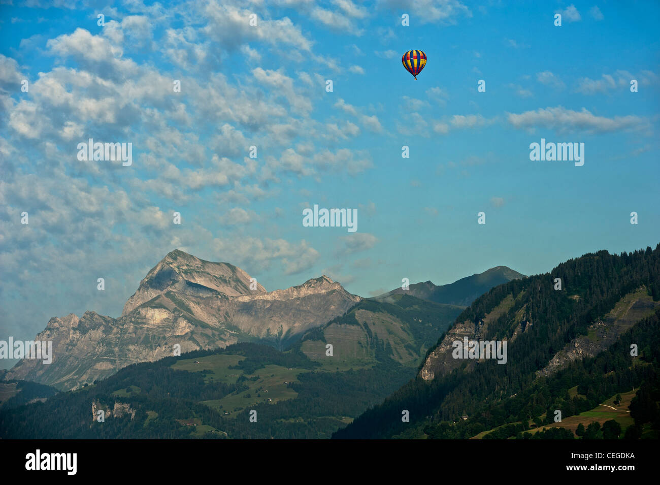 Heißluftballon. Megève Tal nr "Flocons de Sel" Hotel & Restaurant. Haute-Savoie. Die Region Rhône-Alpes. Frankreich Stockfoto