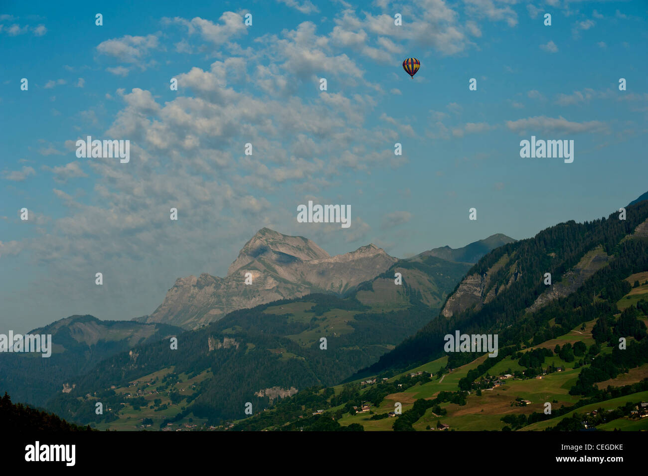 Heißluftballon. Megève Tal nr "Flocons de Sel" Hotel & Restaurant. Haute-Savoie. Die Region Rhône-Alpes. Frankreich Stockfoto