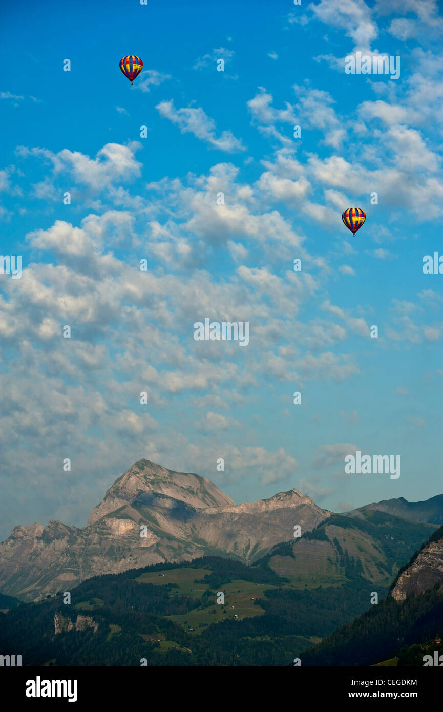 Heißluftballon. Megève Tal nr "Flocons de Sel" Hotel & Restaurant. Haute-Savoie. Die Region Rhône-Alpes. Frankreich Stockfoto