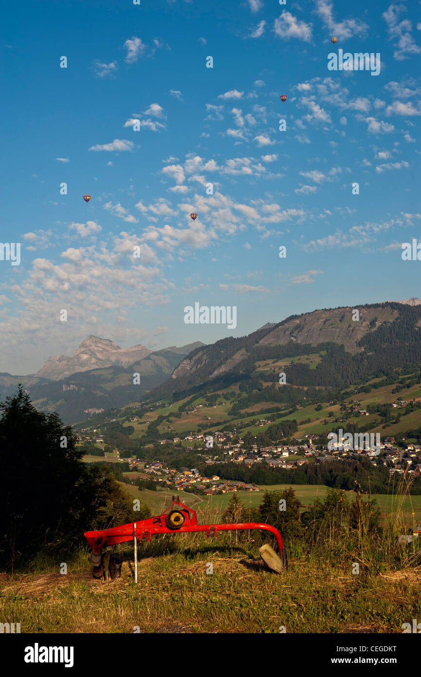 Heißluftballon. Megève Tal nr "Flocons de Sel" Hotel & Restaurant. Haute-Savoie. Die Region Rhône-Alpes. Frankreich Stockfoto