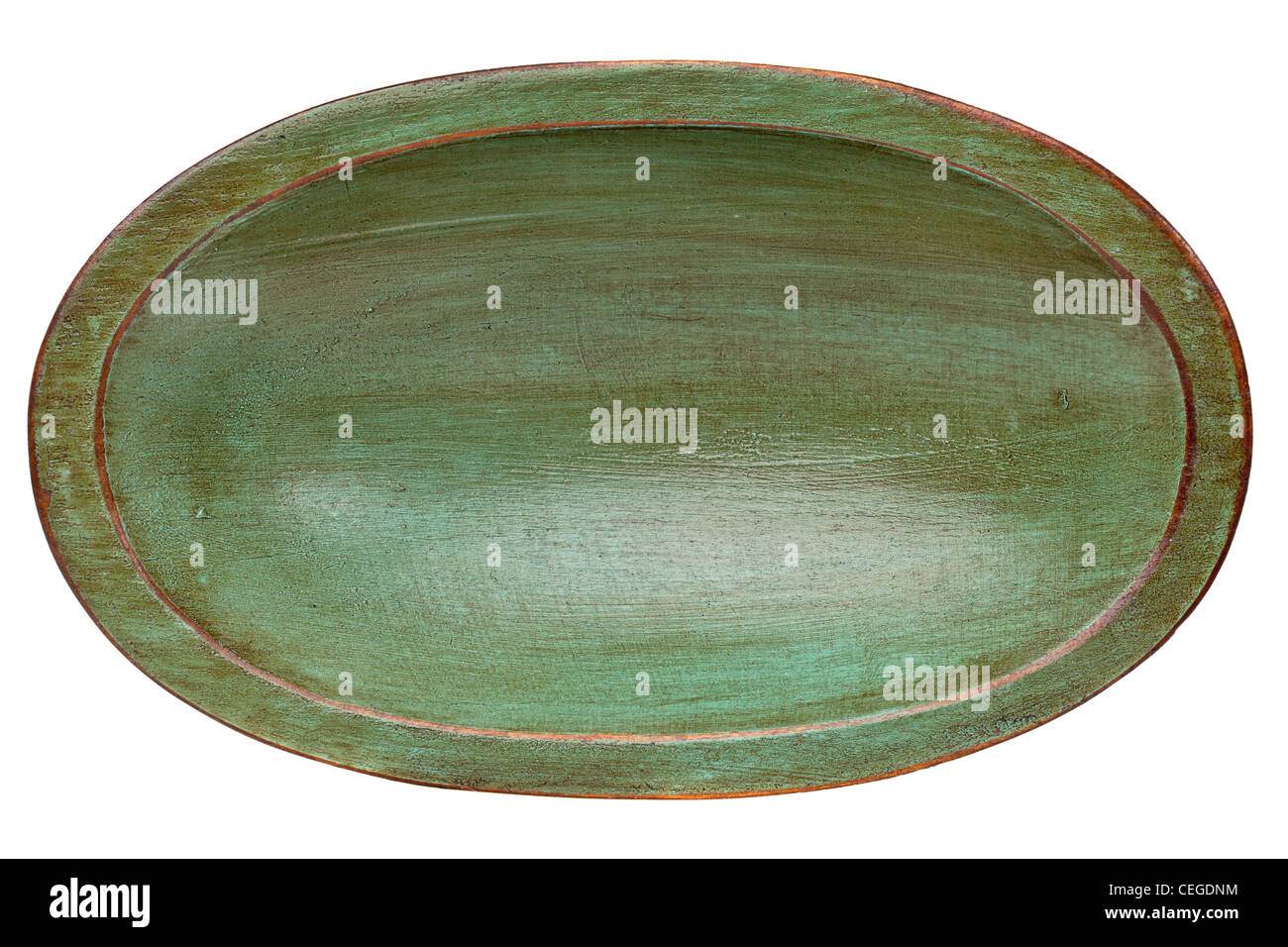 Oval Holz Trencher Teig Schüssel mit grünen Grunge Finish isoliert auf weiss Stockfoto