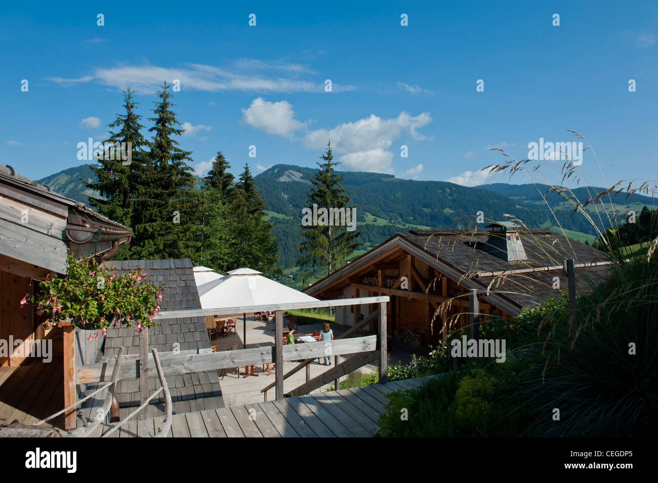 Von der Terrasse im Gourmet-Restaurant Flocons de Sel & Hotel Alpenblick. Megeve. Frankreich Stockfoto