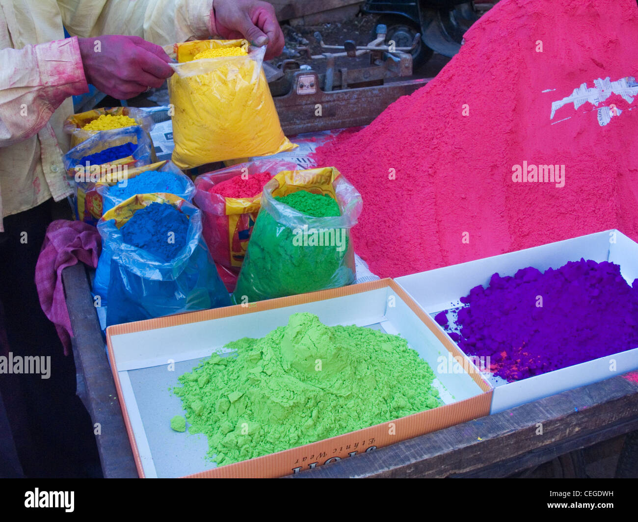 Holi (Festival der Farben) synthetische Farbe Pulver Verkäufer und Chargen, Mumbai, Indien Stockfoto