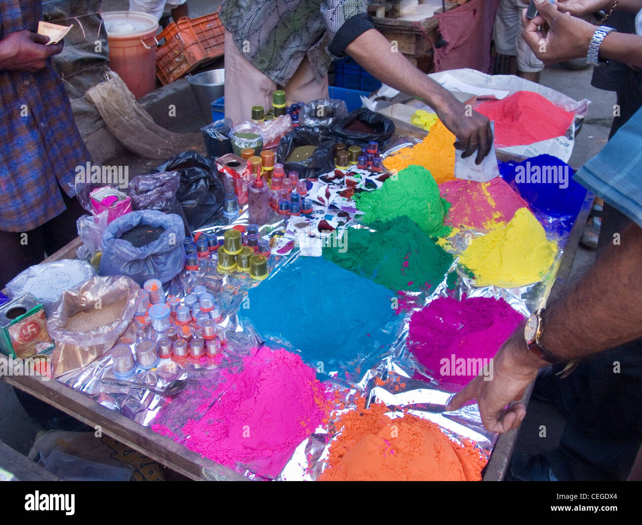 Holi (Festival der Farben) synthetische Farbe Pulver Verkäufer und Chargen, Mumbai, Indien Stockfoto